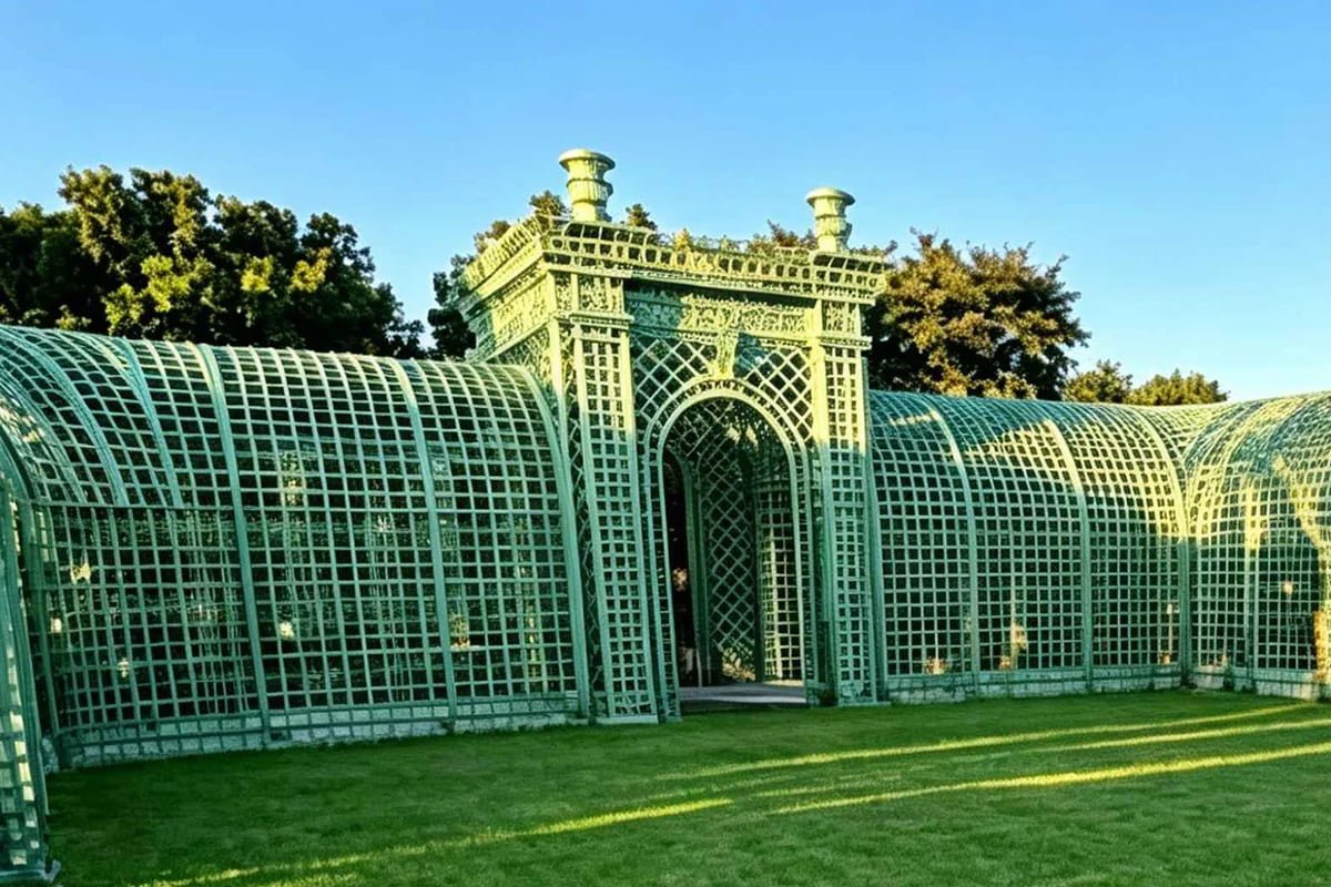 Walkways at the 'Bosquet de l'Encelade'